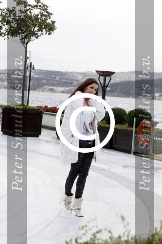 Istanbul 25 januari 2013
Yolanthe Sneijder Cabau samen met haar schoonvader Berrie Sneijder en hondje James in de tuin van het four seasons Hotel in Istanbul.
Peter Smulders bv