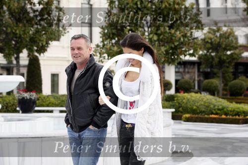 Istanbul 25 januari 2013
Yolanthe Sneijder Cabau samen met haar schoonvader Berrie Sneijder en hondje James in de tuin van het four seasons Hotel in Istanbul.
Peter Smulders bv