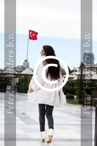 Istanbul 25 januari 2013
Yolanthe Sneijder Cabau samen met haar schoonvader Berrie Sneijder en hondje James in de tuin van het four seasons Hotel in Istanbul.
Peter Smulders bv