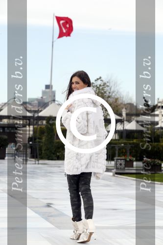 Istanbul 25 januari 2013
Yolanthe Sneijder Cabau samen met haar schoonvader Berrie Sneijder en hondje James in de tuin van het four seasons Hotel in Istanbul.
Peter Smulders bv