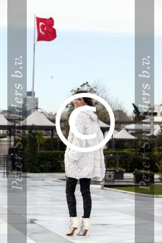 Istanbul 25 januari 2013
Yolanthe Sneijder Cabau samen met haar schoonvader Berrie Sneijder en hondje James in de tuin van het four seasons Hotel in Istanbul.
Peter Smulders bv