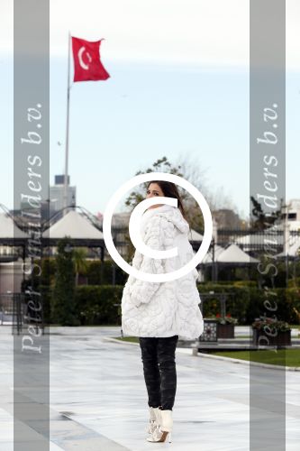 Istanbul 25 januari 2013
Yolanthe Sneijder Cabau samen met haar schoonvader Berrie Sneijder en hondje James in de tuin van het four seasons Hotel in Istanbul.
Peter Smulders bv