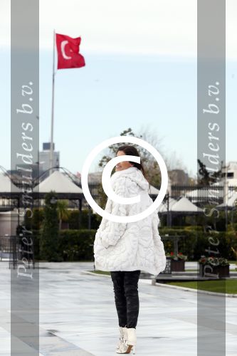 Istanbul 25 januari 2013
Yolanthe Sneijder Cabau samen met haar schoonvader Berrie Sneijder en hondje James in de tuin van het four seasons Hotel in Istanbul.
Peter Smulders bv