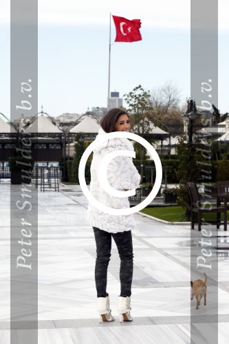 Istanbul 25 januari 2013
Yolanthe Sneijder Cabau samen met haar schoonvader Berrie Sneijder en hondje James in de tuin van het four seasons Hotel in Istanbul.
Peter Smulders bv
