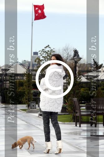 Istanbul 25 januari 2013
Yolanthe Sneijder Cabau samen met haar schoonvader Berrie Sneijder en hondje James in de tuin van het four seasons Hotel in Istanbul.
Peter Smulders bv