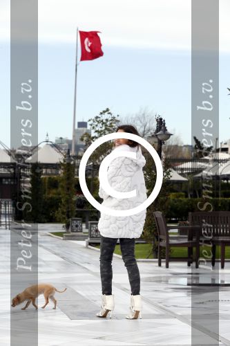Istanbul 25 januari 2013
Yolanthe Sneijder Cabau samen met haar schoonvader Berrie Sneijder en hondje James in de tuin van het four seasons Hotel in Istanbul.
Peter Smulders bv