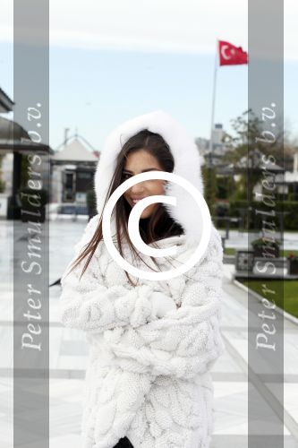 Istanbul 25 januari 2013
Yolanthe Sneijder Cabau samen met haar schoonvader Berrie Sneijder en hondje James in de tuin van het four seasons Hotel in Istanbul.
Peter Smulders bv
