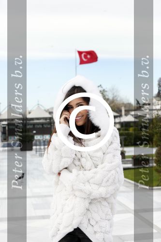 Istanbul 25 januari 2013
Yolanthe Sneijder Cabau samen met haar schoonvader Berrie Sneijder en hondje James in de tuin van het four seasons Hotel in Istanbul.
Peter Smulders bv