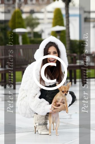 Istanbul 25 januari 2013
Yolanthe Sneijder Cabau samen met haar schoonvader Berrie Sneijder en hondje James in de tuin van het four seasons Hotel in Istanbul.
Peter Smulders bv