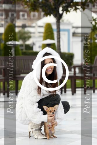Istanbul 25 januari 2013
Yolanthe Sneijder Cabau samen met haar schoonvader Berrie Sneijder en hondje James in de tuin van het four seasons Hotel in Istanbul.
Peter Smulders bv