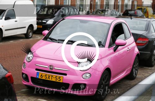 Den Haag 9 januari 2013
Michael en Samantha de Jong in de slaapkamer van Angelina. Barbie heeft een nieuwe roze fiat 500.