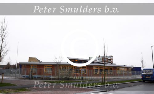 Volendam 16 januari 2014
Nick Schilder is een nieuw huis aan het bouwen met daaronder een muziekstudio. 100 meter daar vandaan is een basisschool.