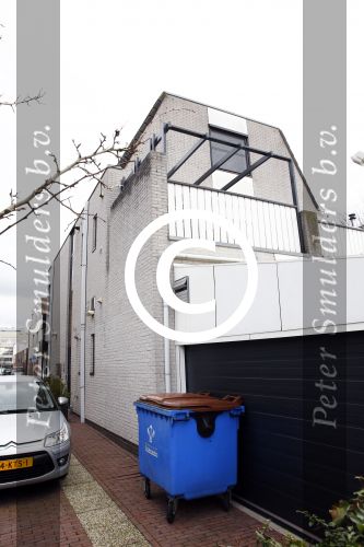 Aalsmeer 17 januari 2014
Bonnie st Claire met haar hondjes bij haar huis.