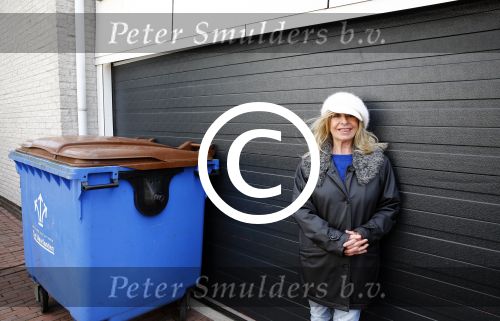 Aalsmeer 17 januari 2014
Bonnie st Claire met haar hondjes bij haar huis.