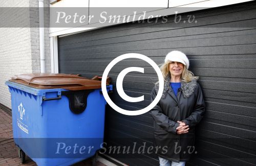 Aalsmeer 17 januari 2014
Bonnie st Claire met haar hondjes bij haar huis.