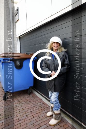 Aalsmeer 17 januari 2014
Bonnie st Claire met haar hondjes bij haar huis.