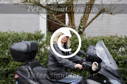 Aalsmeer 17 januari 2014
Bonnie st Claire met haar hondjes bij haar huis.