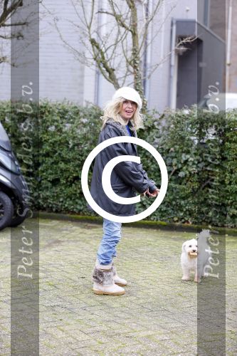 Aalsmeer 17 januari 2014
Bonnie st Claire met haar hondjes bij haar huis.