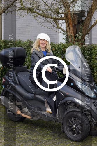 Aalsmeer 17 januari 2014
Bonnie st Claire met haar hondjes bij haar huis.