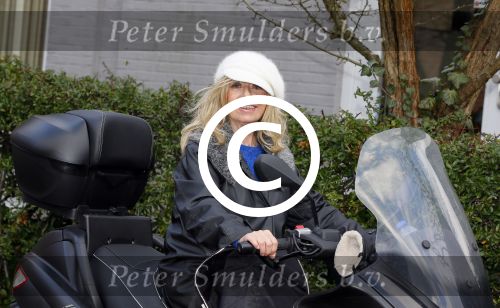 Aalsmeer 17 januari 2014
Bonnie st Claire met haar hondjes bij haar huis.