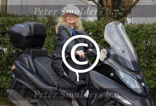Aalsmeer 17 januari 2014
Bonnie st Claire met haar hondjes bij haar huis.