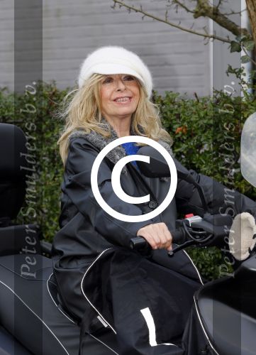 Aalsmeer 17 januari 2014
Bonnie st Claire met haar hondjes bij haar huis.