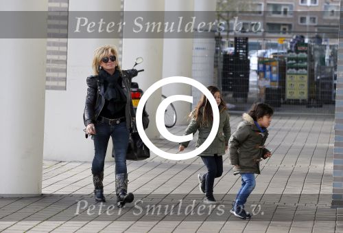 Amsterdam 11 januari 2014
Connie Breukhoven gaat winkelen met haar kleinkinderen in het gelderlandplein waar een half uur later een schietpartij plaats zou vinden.