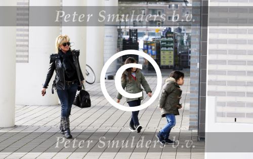 Amsterdam 11 januari 2014
Connie Breukhoven gaat winkelen met haar kleinkinderen in het gelderlandplein waar een half uur later een schietpartij plaats zou vinden.
