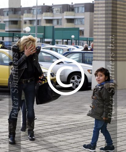 Amsterdam 11 januari 2014
Connie Breukhoven gaat winkelen met haar kleinkinderen in het gelderlandplein waar een half uur later een schietpartij plaats zou vinden.