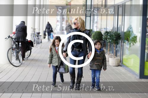 Amsterdam 11 januari 2014
Connie Breukhoven gaat winkelen met haar kleinkinderen in het gelderlandplein waar een half uur later een schietpartij plaats zou vinden.