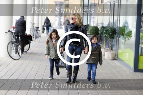 Amsterdam 11 januari 2014
Connie Breukhoven gaat winkelen met haar kleinkinderen in het gelderlandplein waar een half uur later een schietpartij plaats zou vinden.