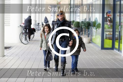 Amsterdam 11 januari 2014
Connie Breukhoven gaat winkelen met haar kleinkinderen in het gelderlandplein waar een half uur later een schietpartij plaats zou vinden.