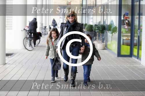 Amsterdam 11 januari 2014
Connie Breukhoven gaat winkelen met haar kleinkinderen in het gelderlandplein waar een half uur later een schietpartij plaats zou vinden.