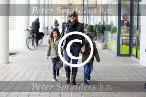 Amsterdam 11 januari 2014
Connie Breukhoven gaat winkelen met haar kleinkinderen in het gelderlandplein waar een half uur later een schietpartij plaats zou vinden.
