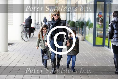 Amsterdam 11 januari 2014
Connie Breukhoven gaat winkelen met haar kleinkinderen in het gelderlandplein waar een half uur later een schietpartij plaats zou vinden.