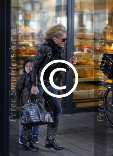 Amsterdam 11 januari 2014
Connie Breukhoven gaat winkelen met haar kleinkinderen in het gelderlandplein waar een half uur later een schietpartij plaats zou vinden.
