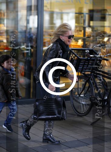 Amsterdam 11 januari 2014
Connie Breukhoven gaat winkelen met haar kleinkinderen in het gelderlandplein waar een half uur later een schietpartij plaats zou vinden.
