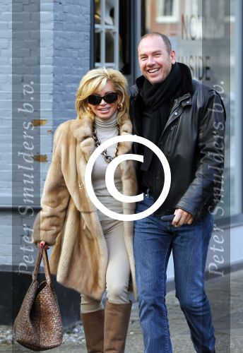 Amsterdam 13 januari 2014
Connie Breukhoven met nieuwe vriend Eugene v  Dun op de cornelis schuytstraat.