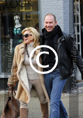 Amsterdam 13 januari 2014
Connie Breukhoven met nieuwe vriend Eugene v  Dun op de cornelis schuytstraat.
