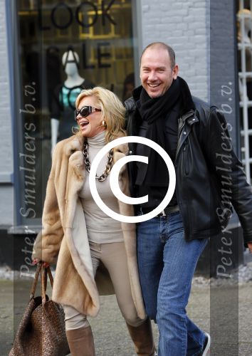Amsterdam 13 januari 2014
Connie Breukhoven met nieuwe vriend Eugene v  Dun op de cornelis schuytstraat.