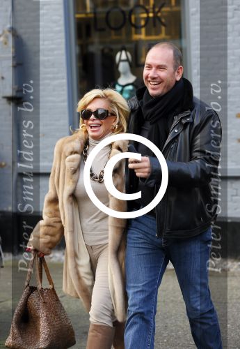 Amsterdam 13 januari 2014
Connie Breukhoven met nieuwe vriend Eugene v  Dun op de cornelis schuytstraat.