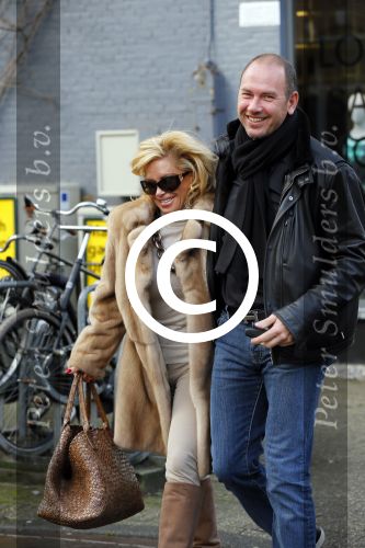 Amsterdam 13 januari 2014
Connie Breukhoven met nieuwe vriend Eugene v  Dun op de cornelis schuytstraat.