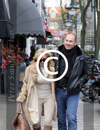 Amsterdam 13 januari 2014
Connie Breukhoven met nieuwe vriend Eugene v  Dun op de cornelis schuytstraat.