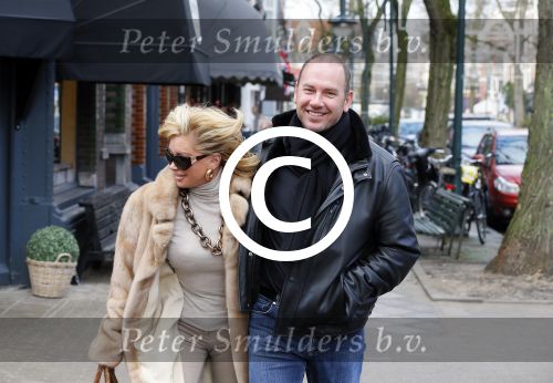 Amsterdam 13 januari 2014
Connie Breukhoven met nieuwe vriend Eugene v  Dun op de cornelis schuytstraat.