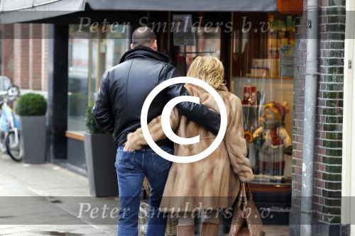 Amsterdam 13 januari 2014
Connie Breukhoven met nieuwe vriend Eugene v  Dun op de cornelis schuytstraat.