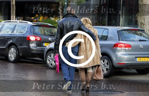 Amsterdam 13 januari 2014
Connie Breukhoven met nieuwe vriend Eugene v  Dun op de cornelis schuytstraat.