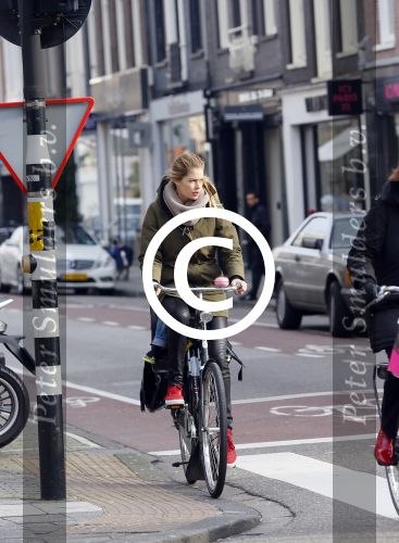 Amsterdam 22 januari 2014
Doutzen Kroes met haar zoontje op de fiets in Amsterdam. Tijdstip 12.30 uur