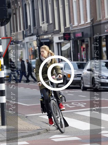 Amsterdam 22 januari 2014
Doutzen Kroes met haar zoontje op de fiets in Amsterdam. Tijdstip 12.30 uur