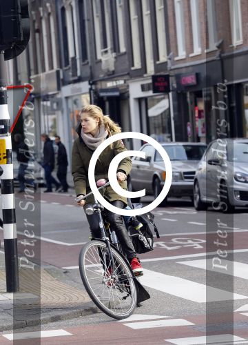 Amsterdam 22 januari 2014
Doutzen Kroes met haar zoontje op de fiets in Amsterdam. Tijdstip 12.30 uur