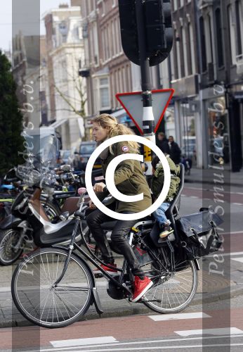 Amsterdam 22 januari 2014
Doutzen Kroes met haar zoontje op de fiets in Amsterdam. Tijdstip 12.30 uur